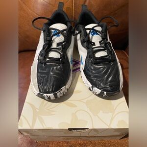 Nike shoes
Youth size 6.5
Great condition